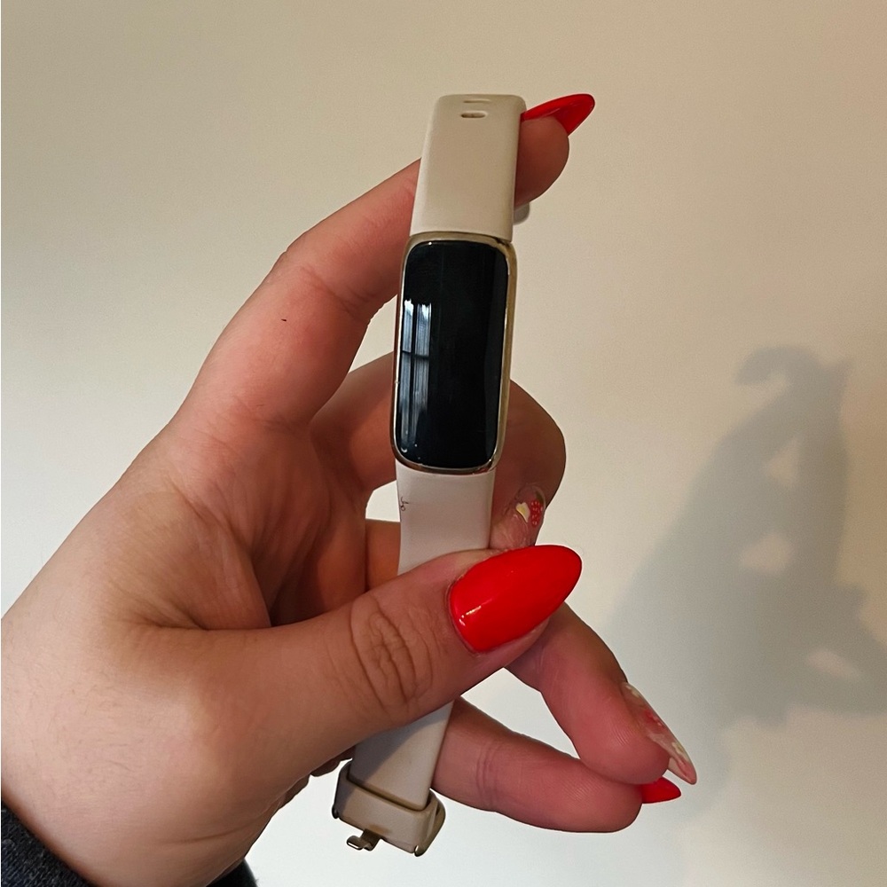 Fitbit Luxe including charger